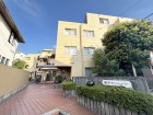 マンション外観。生活利便性に優れた立地環境。