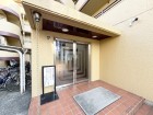 お客様をお迎えする玄関は落ち着いた雰囲気。帰り着くたびに洗練されたテイストの空間に迎えられ誇りと喜びを感じる玄関まわりです。