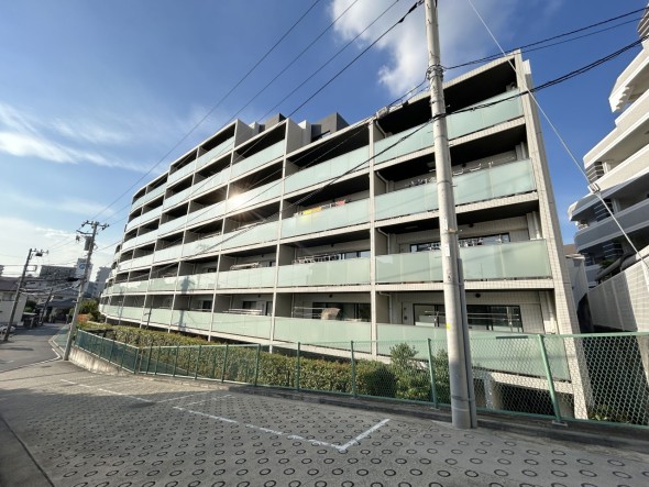 マンション外観。生活利便性に優れた立地環境。