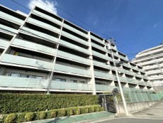 爽やかな青空の下に贅沢なほどに降り注ぐ陽光、豊かな居住性と、クオリティが見事に調和した住空間は、住まうことの喜びを感じさせてくれ