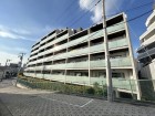 マンション外観。生活利便性に優れた立地環境。