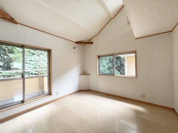 一日の疲れをいやしてくれる主寝室。時を忘れて過ごす場所として過ごせるお部屋です。