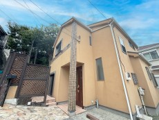 爽やかな青空の下に贅沢なほどに降り注ぐ陽光、豊かな居住性と、クオリティが見事に調和した住空間は、住まうことの喜びを感じさせてくれ