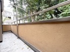 日差しの差し込むバルコニー