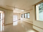 家族と過ごすひと時を優しく包み込むリビングダイニング。