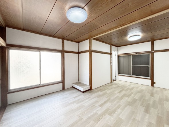 フローリングの部屋は清潔感があり、日々のお掃除も楽で助かりますね！