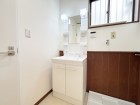 十分な大きさの洗面台は、身だしなみチェックや歯磨きなど、朝の慌ただしい時間でも余裕とゆとりを感じて頂けます。