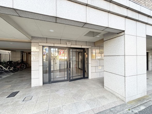お客様をお迎えする玄関は落ち着いた雰囲気。帰り着くたびに洗練されたテイストの空間に迎えられ誇りと喜びを感じる玄関まわりです。