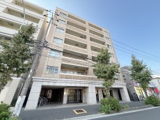 爽やかな青空の下に贅沢なほどに降り注ぐ陽光、豊かな居住性と、クオリティが見事に調和した住空間は、住まうことの喜びを感じさせてくれ