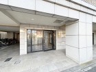 お客様をお迎えする玄関は落ち着いた雰囲気。帰り着くたびに洗練されたテイストの空間に迎えられ誇りと喜びを感じる玄関まわりです。