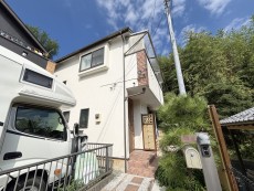 爽やかな青空の下に贅沢なほどに降り注ぐ陽光、豊かな居住性と、クオリティが見事に調和した住空間は、住まうことの喜びを感じさせてくれ