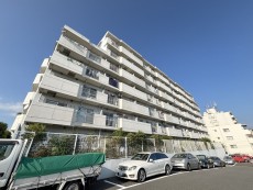 爽やかな青空の下に贅沢なほどに降り注ぐ陽光、豊かな居住性と、クオリティが見事に調和した住空間は、住まうことの喜びを感じさせてくれ