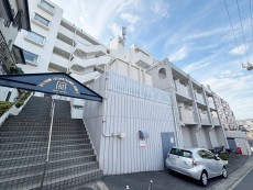 爽やかな青空の下に贅沢なほどに降り注ぐ陽光、豊かな居住性と、クオリティが見事に調和した住空間は、住まうことの喜びを感じさせてくれ
