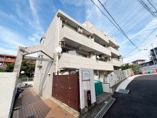 爽やかな青空の下に贅沢なほどに降り注ぐ陽光、豊かな居住性と、クオリティが見事に調和した住空間は、住まうことの喜びを感じさせてくれ