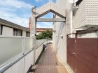お客様をお迎えする玄関は落ち着いた雰囲気。帰り着くたびに洗練されたテイストの空間に迎えられ誇りと喜びを感じる玄関まわりです。