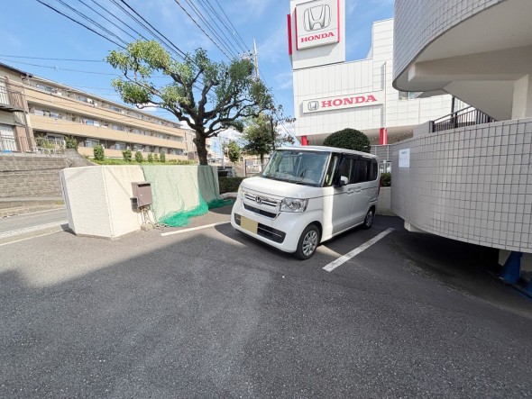 敷地内駐車場がございます。空き状況等に関しましてはお気軽にお問い合わせください。