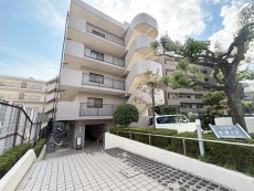 爽やかな青空の下に贅沢なほどに降り注ぐ陽光、豊かな居住性と、クオリティが見事に調和した住空間は、住まうことの喜びを感じさせてくれ