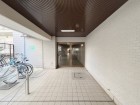 お客様をお迎えする玄関は落ち着いた雰囲気。帰り着くたびに洗練されたテイストの空間に迎えられ誇りと喜びを感じる玄関まわりです。