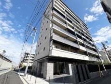 マンション外観。生活利便性に優れた立地環境。
