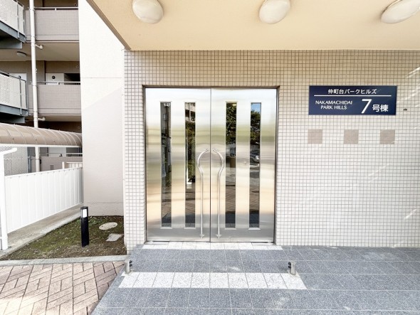 お客様をお迎えする玄関は落ち着いた雰囲気。帰り着くたびに洗練されたテイストの空間に迎えられ誇りと喜びを感じる玄関まわりです。