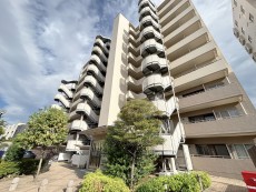 爽やかな青空の下に贅沢なほどに降り注ぐ陽光、豊かな居住性と、クオリティが見事に調和した住空間は、住まうことの喜びを感じさせてくれ