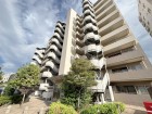 爽やかな青空の下に贅沢なほどに降り注ぐ陽光、豊かな居住性と、クオリティが見事に調和した住空間は、住まうことの喜びを感じさせてくれ