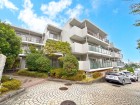 マンション外観。生活利便性に優れた立地環境。