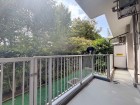 日差しの差し込むバルコニー