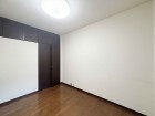 一日の疲れをいやしてくれる主寝室。時を忘れて過ごす場所として過ごせるお部屋です。