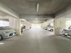 敷地内駐車場がございます。空き状況等に関しましてはお気軽にお問い合わせください。