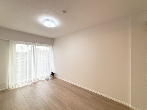 一日の疲れをいやしてくれる主寝室。時を忘れて過ごす場所として過ごせるお部屋です。