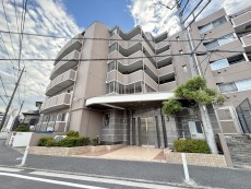 爽やかな青空の下に贅沢なほどに降り注ぐ陽光、豊かな居住性と、クオリティが見事に調和した住空間は、住まうことの喜びを感じさせてくれ