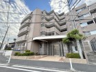 爽やかな青空の下に贅沢なほどに降り注ぐ陽光、豊かな居住性と、クオリティが見事に調和した住空間は、住まうことの喜びを感じさせてくれ