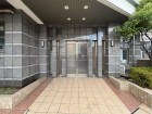 お客様をお迎えする玄関は落ち着いた雰囲気。帰り着くたびに洗練されたテイストの空間に迎えられ誇りと喜びを感じる玄関まわりです。
