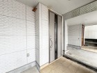 お客様をお迎えする玄関は落ち着いた雰囲気。