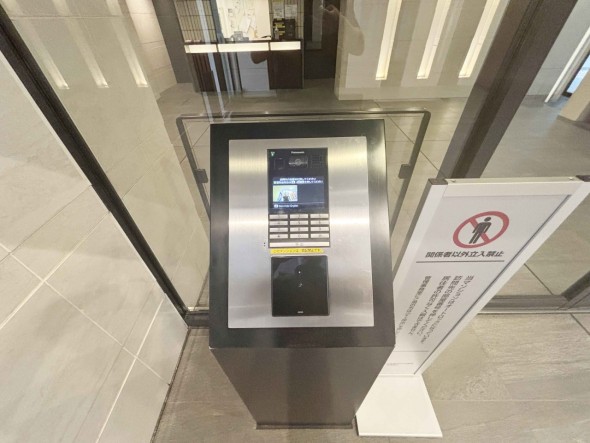 オートロック2・ダブルオートロックマンションのため、こちらからインターフォンにて受付をしていただきます。防犯設備がきちんと完備さ