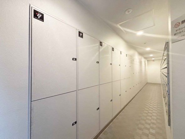 宅配ボックスがあるためご不在時であってもお帰りの際に大きな荷物をお受け取りいただけます。