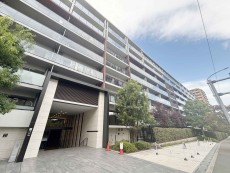 爽やかな青空の下に贅沢なほどに降り注ぐ陽光、豊かな居住性と、クオリティが見事に調和した住空間は、住まうことの喜びを感じさせてくれ