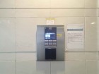 オートロック1・ダブルオートロックマンションのため、こちらからインターフォンにて受付をしていただきます。防犯設備がきちんと完備さ