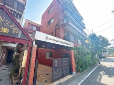 マンション外観。生活利便性に優れた立地環境。