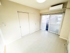 南側洋室。明るくあたたかな居室では、朝の目覚めも気持ちよく起きられます。