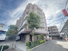 爽やかな青空の下に贅沢なほどに降り注ぐ陽光、豊かな居住性と、クオリティが見事に調和した住空間は、住まうことの喜びを感じさせてくれ