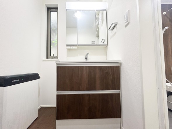 十分な大きさの洗面台は、身だしなみチェックや歯磨きなど、朝の慌ただしい時間でも余裕とゆとりを感じて頂けます。