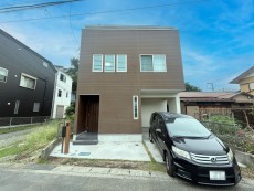 爽やかな青空の下に贅沢なほどに降り注ぐ陽光、豊かな居住性と、クオリティが見事に調和した住空間は、住まうことの喜びを感じさせてくれ