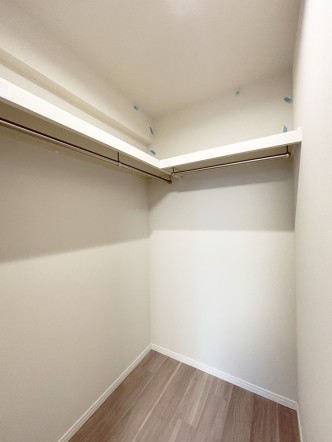 たっぷり入るウォークインクローゼットは奥行きがあるのでたくさん収納できます。