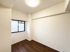 洋室4.2帖。フローリングの部屋は清潔感があり、日々のお掃除も楽で助かります。