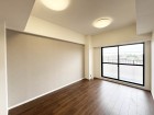 LDK11帖。のびのびとくつろげるリビングは、家族のコミュニケーションの場として、みんなが集まる一番の場所に。