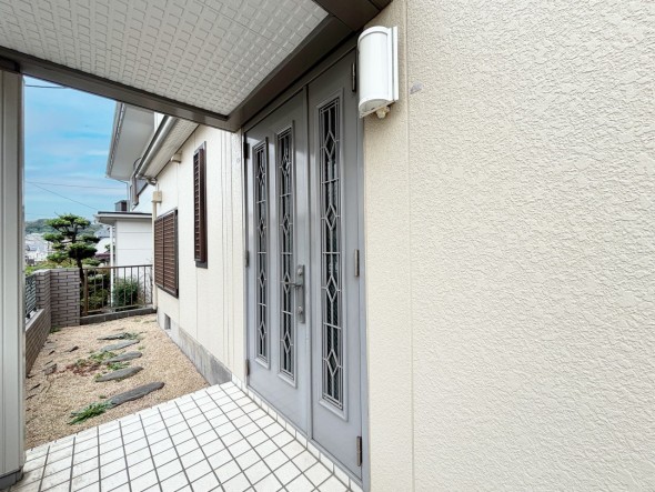 お客様をお迎えする玄関は落ち着いた雰囲気。