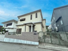 爽やかな青空の下に贅沢なほどに降り注ぐ陽光、豊かな居住性と、クオリティが見事に調和した住空間は、住まうことの喜びを感じさせてくれ