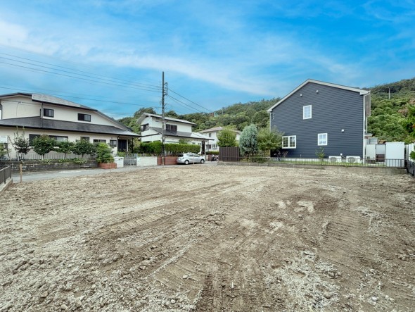 青空広がる解放感ある立地です。